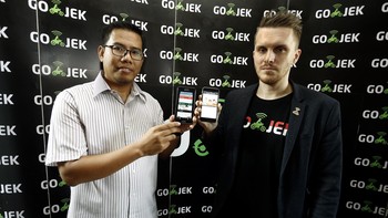 Chief Marketing Officer Go-Jek Indonesia, Piotr Jakubowski, bersama Chief Executive Officer Rumah Zakat, Nur Efendi, saat memperkenalkan aplikasi progam spesial Ramadhan Bersama Go-Jek, di Jakarta. Pool/dok. Go-Jek.