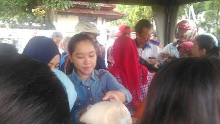 Operasi Pasar Gula di Jember Dimanfaatkan Pedagang yang Antre