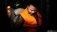 Ojang yang tampak mengenakan rompi tahanan KPK langusng masuk ke mobil tahanan usai diperiksa. 