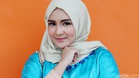 Bintang Catatan Hati Seorang Istri itu tampil berhijab. Pool/Ismail/detikFoto.