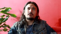 Kini musik dari pelantun Sorry Abis itu terdengar lebih rock n roll.
