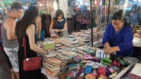 Tas, dompet, pakaian, gelang, kalung, pernak pernik dan gantungan kunci dijual di sini. Dompet mungil dilego 10 baht atau setara Rp 3.800 (Baban/detikTravel)
