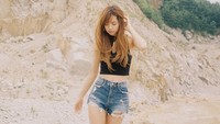 Dalam foto perkenalannya yang diunggah ke situs YG-Life.com, Lisa tampil dengan mengusung berbagai macam gaya. (YG Entertainment)