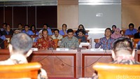Menkominfo Rudiantara memberikan penjelasan kepada anggota Komisi I DPR.