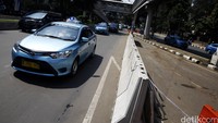 Jalur cepat dari arah Sudirman menuju Cawang ditutp dengan pembatas beton.