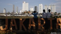 Anak-anak menghabiskan waktu bermain dan nongkrong di bantaran Banjir Kanal Barat, Petamburan, Jakarta, Rabu (8/6/2016).