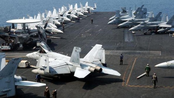 PACIFIC OCEAN - MARCH 12:  In this handout provided by the U.S. Navy, the Nimitz-class aircraft carrier USS Ronald Reagan (CVN 76) is underway in the U.S. 7th Fleet area of responsibility in the Pacific Ocean March 12, 2011. Ronald Reagan is en route toward Japan to render humanitarian assistance and disaster relief as directed. (Photo by U.S. Navy photo by Mass Communication Specialist 3rd Class Dylan McCord/U.S. Navy via Getty Images)