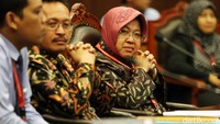 Mengenakan batik cokelat dan kerudung merah muda, Risma tiba di Gedung MK, Jl Medan Merdeka Barat, Jakarta Pusat, Rabu (8/6/2016) sekitar pukul 10.45 WIB.