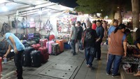 Ada juga para penjual koper untuk wisatawan yang belanja terlalu banyak dan butuh tas baru. Belanja di sini memang seru (Baban/detikTravel)