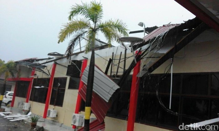 Mapolres Tanjung Balai Karimun Kepri Porak Poranda Diterjang Puting Beliung