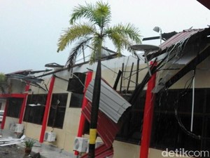 Mapolres Tanjung Balai Karimun Kepri Porak Poranda Diterjang Puting Beliung