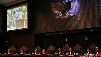 Wali Kota Surabaya Tri Rismaharini bersaksi di Mahkamah Konstitusi (MK) untuk memperjuangkan nasib anak-anak usia sekolah di Surabaya agar bisa melanjutkan sekolah setidaknya sampai jenjang SMA/SMK. 