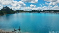 Danau Kaolin namanya lagi hits. Danau di kawasan bekas pertambangan itu memiliki lanskap cantik yang disebut-sebut panoramanya seperti bukan di Indonesia saja (Ardan Adhi Chandra/detikTravel)