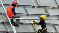 Pekerja sedang membangun tiang perbaikan gedung di kawasan Jakarta, Senin (6/6).