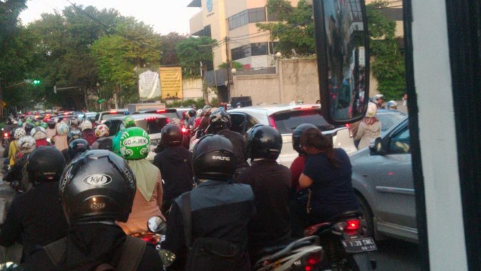 Ramai Kendaraan, Lalu Lintas Jl Kemang Selatan Macet