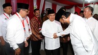 Wapres Jusuf Kalla menyalami Ketua Umum Partai Nasional Demokrat (Nasdem) Surya Paloh.