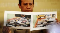 Kadiv Humas Polri Irjen Boy Rafli Amar menunjukkan menunjukkan foto-foto barang bukti yang diamankan dari terduga teroris.