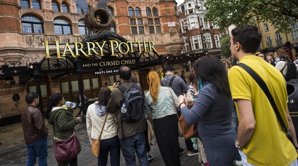 Potterhead Antusias Sambut Harry Potter and The Cursed Child