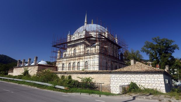 Tombul mosque in Shumen, Bulgaria under construction. The Sherif Halil Pasha Mosque, (Turkish: Tombul Camii), more commonly known as the Tombul (or Tumbul) Mosque, located in Shumen, is the largest mosque in Bulgaria and one of the largest on the Balkan.