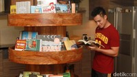 Terdapat rak buku kayu di bagian dapur. Pool/Gus Mun/detikFoto.