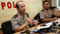 Kadiv Humas Polri Irjen Boy Rafli (kiri) didampingi Kepala Biro Penerangan Masyarakat Brigjen Agus Rianto (kanan) memberikan keterangan pers di Mabes Polri, Jakarta Selatan, Selasa (7/6/2016).