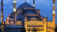Blue Mosque, Turkey sebetulnya bernama Sultan Ahmed Mosque. Ada 6 menara yang membuatnya indah dilihat dari seluruh Turki. (Thinkstock)