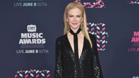 Aktris berusia 48 tahun itu tampil dibalut dress hitam berbelahan dada rendah dipadu dengan syal hitam dan heels hitam. Mike Coppola/Getty Images for CMT/detikFoto.