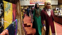 Sepuluh perempuan itu sedang fashion show, memperagakan busana muslim dari kain tenun berbagai penjuru Indonesia.