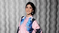 Bagaimana menurut Anda gaya bintang film My Stupid Boss itu kali ini? Pool/Ismail/detikFoto.
