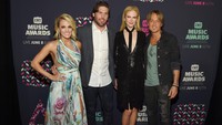 Dua pasangan serasi, Nicole dan Keith serta Carrie bersama Mike Fisher. Rick Diamond/Getty Images for CMT/detikFoto.