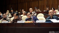 (Kiri ke kanan) Menteri Agraria dan Tata Ruang Ferry Mursyidan Baldan, Menteri Sekretaris Negara Pratikno, Sekretaris Kabinet Pramono Anung, dan Kepala Staf Kepresidenan Teten Masduki menghadiri rapat di Komisi II DPR, Kamis (9/6/2016).