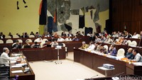 Rapat ini membahas Rancangan Anggaran Pendapatan dan Belanja Negara Perubahan 2016 (RAPBN-P 2016).