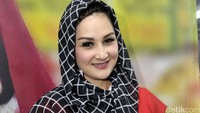 Ia tampil dibalut busana berwarna merah dan putih. Pool/Noel/detikFoto.