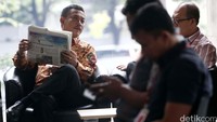 Prasetyo Edi Marsudi yang mengenakan batik berwarna cokelat, tampak menunggu di lobi KPK sebelum diperiksa.