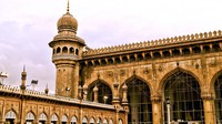Masih di India, Makkah Masjid mulai digunakan sejak 1694. Tiga buah fasadnya dibuat lima tahun lamanya dari satu batu granit yang diukir sedemikian rupa. (Thinkstock)