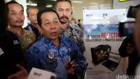 Direktur Penyidikan dan Penyelesaian Sengketa DJKI Salmon Pardede menjelaskan kepada wartawan terkait kampanye anti pemalsuan dan pembajakan di lingkungan Bandara Soekarno-Hatta.
