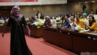 Catwalk mereka adalah bagian depan dari Ruang Rapat KK2 yang ada di Gedung Nusantara di DPR, Jakarta, Kamis (9/6/2016).