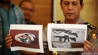 Kadiv Humas Polri Irjen Boy Rafli Amar menunjukkan foto dua pucuk senjata api laras panjang dan satu pucuk pistol.