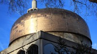Tak hanya Amerika Serikat, Inggris pun memiliki masjid yang cantik yang jadi pusat kajian Islam di Inggris. London Central Mosque telah berdiri sejak 1977. (Thinkstock)