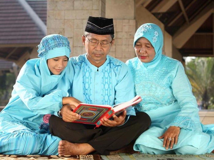 Ilustrasi orang mengaji di masjid