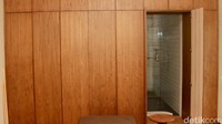 Lemari sekaligus pintu untuk ke kamar mandi. Pool/Gus Mun/detikFoto.