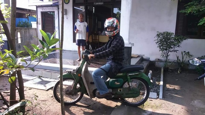 Mata Berkaca-kaca, Mbah Guru Hardjo Lepas Motor Kesayangan ke Pemenang Lelang