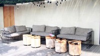 Terdapat kursi dan meja kayu di halaman belakang untuk berkumpul dengan teman-teman. Pool/Gus Mun/detikFoto.