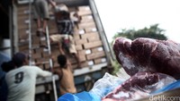 Daging sapi beku yang hari ini tiba di Gudang Bulog sebanyak 300 ton. Bulog akan terus melakukan impor daging sapi beku jelang lebaran hingga mencapai 3000 ton.
