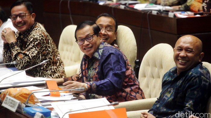 Menteri Agraria dan Tata Ruang Ferry Mursyidan Baldan, Menteri Sekretaris Negara Pratikno, Sekretaris Kabinet Pramono Anung, dan Kepala Staf Kepresidenan Teten Masduki rapat dengan Komisi II DPR, Kamis (9/6/2016). Rapat membahas Rancangan Anggaran Pendapatan dan Belanja Negara Perubahan 2016 (RAPBN-P 2016).