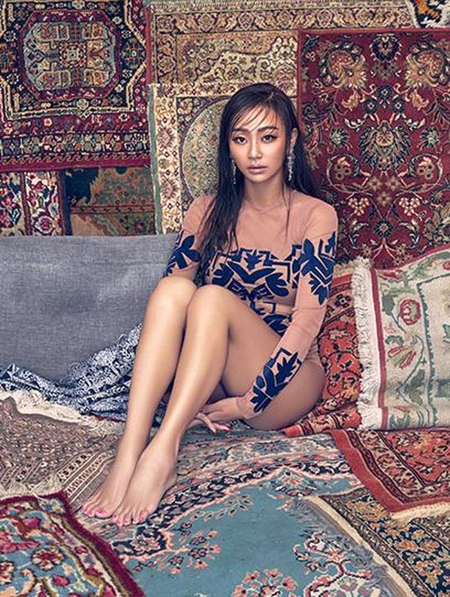 Sama seperti Hyolyn, Bora juga ikut memperkuat citra SISTAR sebagai “summer idols.” Kulitnya yang glowing dengan tone sawo matang selalu bikin penampilannya terlihat sehat dan glowing. Foto: Starship Entertainment