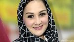 Mona Ratuliu Tampil Berkerudung