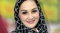 Bintang film Jakarta Love Story itu mengaku selalu meluangkan waktu untuk salat tarawih berjamaah dengan keluarganya selama bulan Ramadan ini. Pool/Noel/detikFoto.