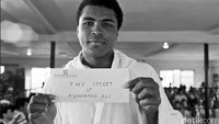 Petinju legendaris Muhammad Ali sempat mengalami pneumonia pada usia 72 tahun. Ia mampu sembuh dari penyakit tersebut, namun sayangnya dua tahun kemudian pada 2016, ia kembali masuk rumah sakit akibat masalah pernapasan, yang memburuk kemudian ia meninggal usai alami septic shock. Foto: Trent Online