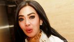 Syahrini Bergaya dengan Choker Emas